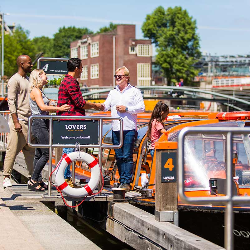 canal cruise amsterdam lovers