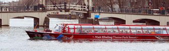 Efteling-boot vaart door Amsterdamse grachten