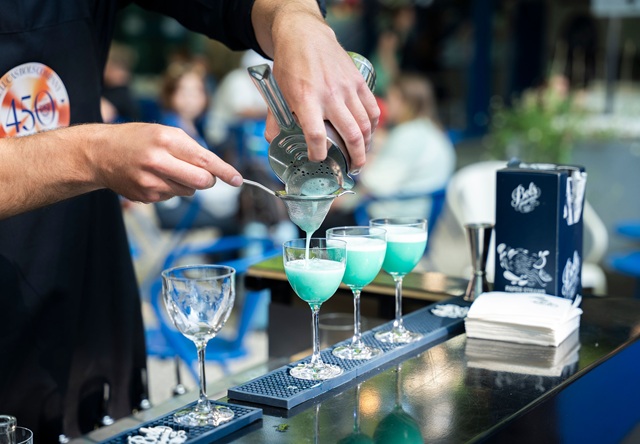 Bols Lovers Cocktailcruise Cocktails Being Poured Crop