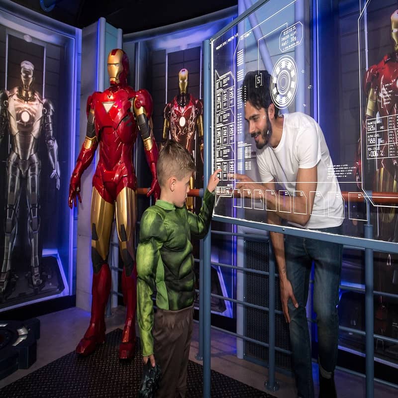 Combi Madame Tussauds boy and guy touching a touchscreen