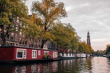 Amsterdamse grachten in de herfst vanaf het water