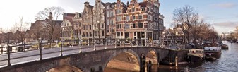 Combine your visit to the Anne Frank House with a Canal Cruise! 